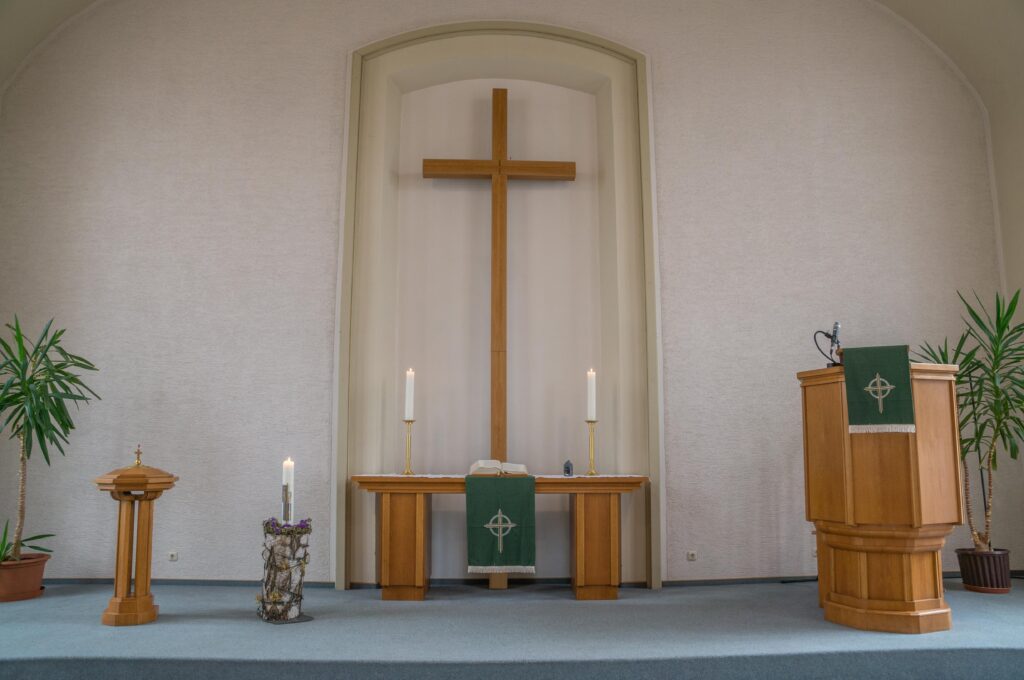 Friedenskirche Rodewisch, Altar mit Taufbecken und Kanzel
