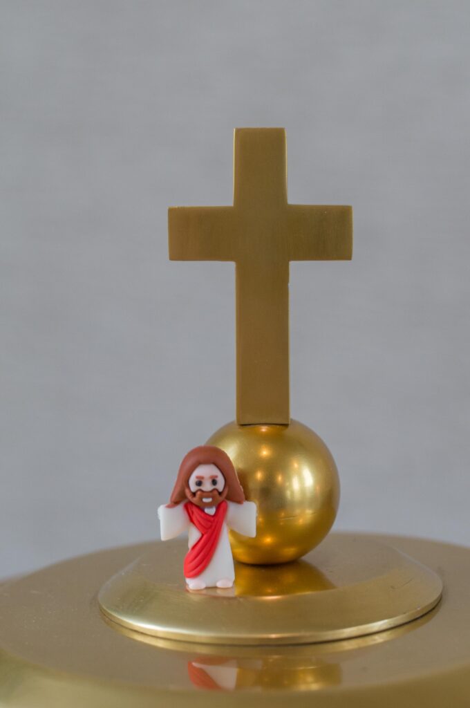 Goldenes Kreuz mit kleiner Jesusfigur