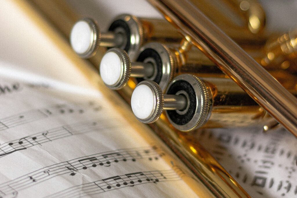 Blasinstrument Nahaufnahme mit Noten im Hintergrund